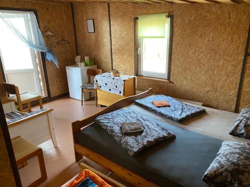 Ein Bett oder Betten in einem Zimmer der Unterkunft Viesu Māja Arnicāni