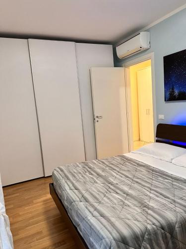 a bedroom with a bed and some wardrobes at Appartamento Emerald in Sirmione