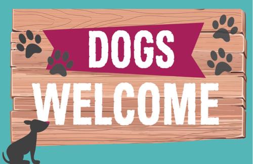 a sign that says dogs welcome with a dog pawprints at FAXESTUGORNA in Abbekås