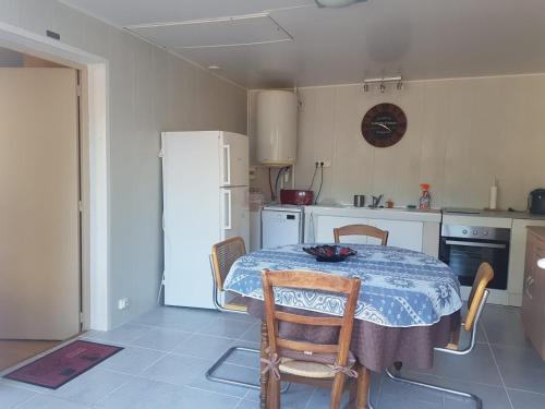 Η κουζίνα ή μικρή κουζίνα στο Charmante maisonnette 2 personnes avec wifi