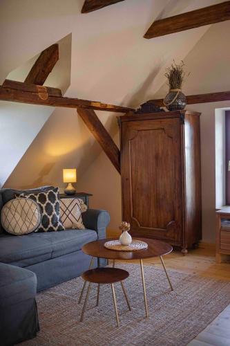 a living room with a blue couch and a table at Vikendovka Korce in Dubá