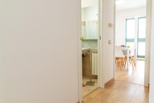 kuchnia i jadalnia ze stołem w obiekcie Diana Holiday Home w mieście Agrigento