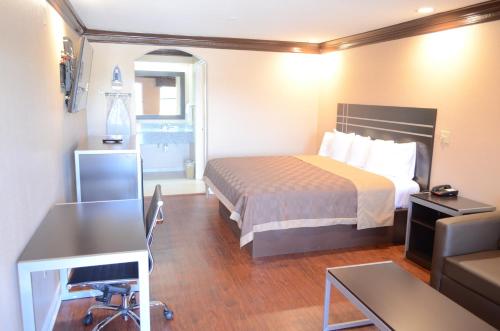 Ein Bett oder Betten in einem Zimmer der Unterkunft Regency Inn Humble IAH - Intercontinental
