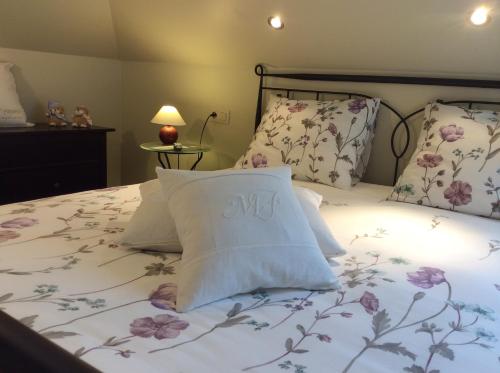 a bed with a pillow with the word mum on it at B&B Sogni d'oro in Lovendegem