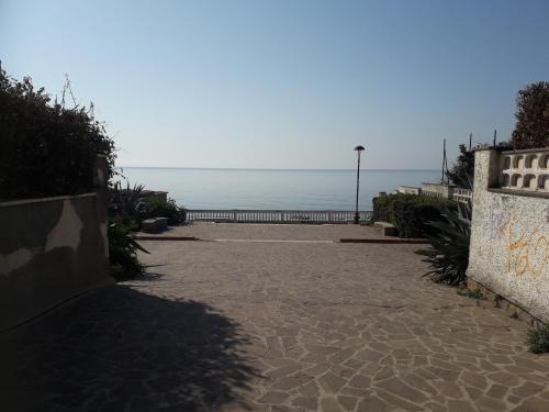 an empty pathway with the ocean in the background at LA CONCHIGLIA località Caccia e Riserva in Santa Marinella
