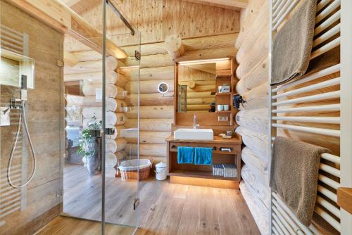ボーデンマイスにあるLederer Chaletsのシャワーと洗面台付きのバスルーム