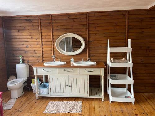 ein Badezimmer mit zwei Waschbecken, einem Spiegel und einem WC in der Unterkunft Kosy place in KwaMazambane