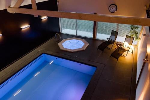 an overhead view of a swimming pool with chairs and a clock at Casa Lavanda in Zottegem