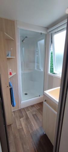 une salle de bain avec douche et lavabo dans l'établissement Mobil home 6 places, à La Roque-dʼAnthéron