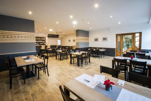 Un restaurante u otro lugar para comer en YURA hotel Čeladná BAZÉN A SAUNY ZDARMA