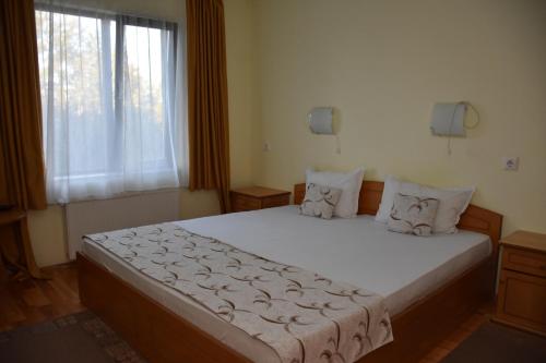 Ένα ή περισσότερα κρεβάτια σε δωμάτιο στο Хотел Сима