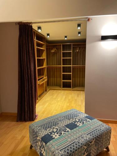 a room with a bed and a closet with shelves at Appartement chic au centre HUT 08087 in Escaldes-Engordany