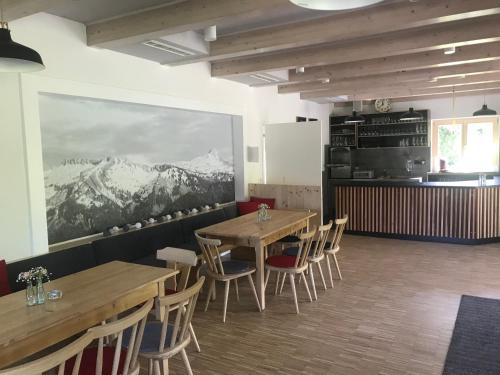 Reštaurácia alebo iné gastronomické zariadenie v ubytovaní Kleine Ferienwohnung am Rande der Wildnis