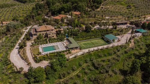 an aerial view of a estate with a tennis court and a house at Il Poggio degli Olivi in Bettona