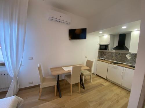 a kitchen and dining room with a table and chairs at B&B Casa al Vicolo 2 in Taormina