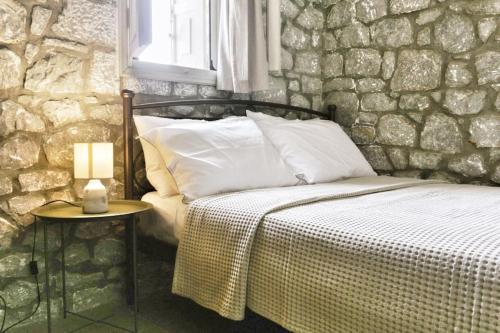 Postel nebo postele na pokoji v ubytování Prosilion Stone House