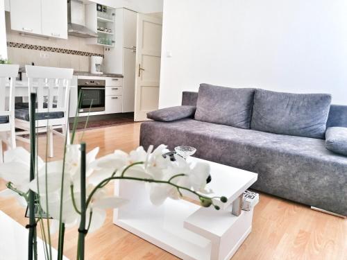 - un salon avec un canapé et une table dans l'établissement Apartment Anamarija-Bačvice, à Split
