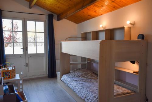 Un dormitorio con una litera en una habitación. en Les Deux Pins, en Notre-Dame-de-Monts