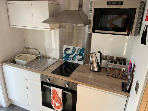 Η κουζίνα ή μικρή κουζίνα στο Seas the Day - self catering lodge North Uist