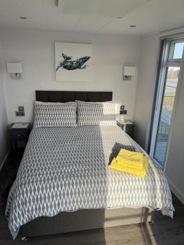 Кровать или кровати в номере Seas the Day - self catering lodge North Uist