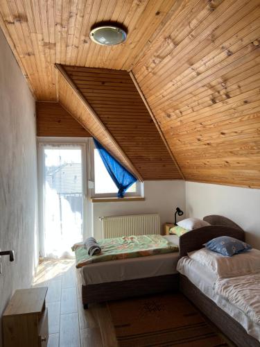 Postel nebo postele na pokoji v ubytování Csikós Apartman