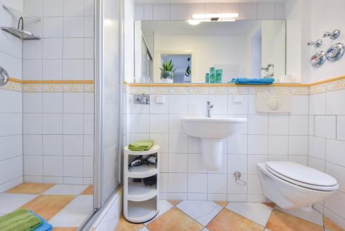 ヘリングスドルフにあるVilla Hintze - Tusculumのバスルーム(トイレ、洗面台付)