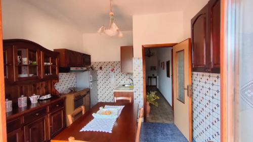 een kleine keuken met een tafel in een kamer bij Fabia's House in Tertenìa