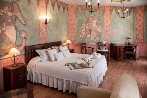 um quarto com uma cama com um quadro na parede em Jardin de la Abadia em Valladolid