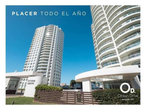 プンタ・デル・エステにあるOcean Drive Apartamento en Punta del Este con los mejores amenities y serviciosの白い大きな建物2棟の眺望