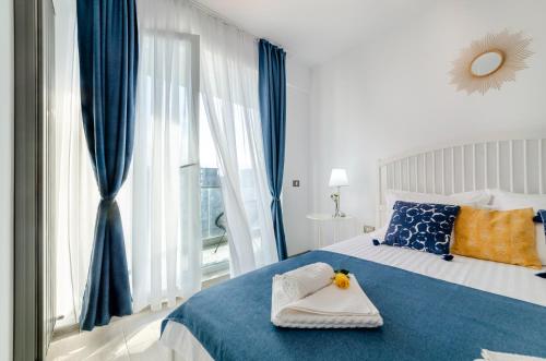 En eller flere senge i et værelse på Iriny Apartment Spa&Pool by Alezzi Beach Resort