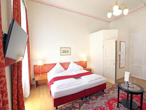 Un pat sau paturi într-o cameră la HPA Hotel Andreas