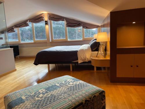 sypialnia z 2 łóżkami w pokoju z oknami w obiekcie Appartement chic au centre w mieście Escaldes-Engordany