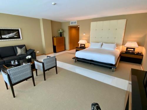 a bedroom with a bed and a living room at Vila Valverde Design Country Hotel in Luz
