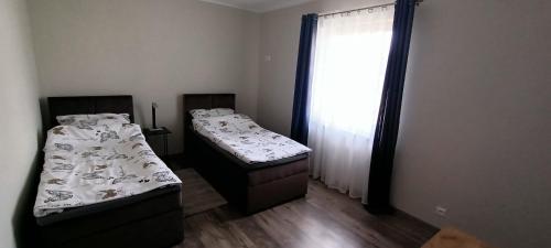 Ένα ή περισσότερα κρεβάτια σε δωμάτιο στο Apartamenty Modrzewiowe Tarasy