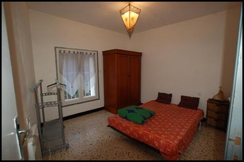une chambre avec un lit et une fenêtre dans l'établissement Appartement entier, au calme, 2 personnes, à Mailhac