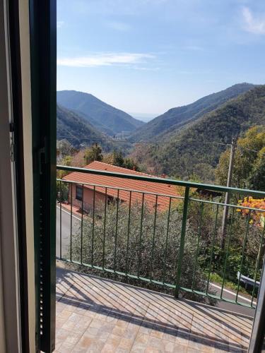 a balcony with a view of a mountain at Casa Ori in Salto
