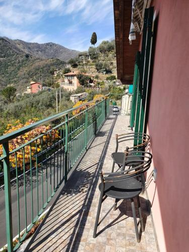 balcón con 2 sillas y vistas a la montaña en Casa Ori, en Salto