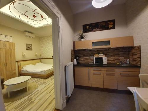 Una habitación con cocina y una cama en una habitación en All In Apartman II. en Budapest