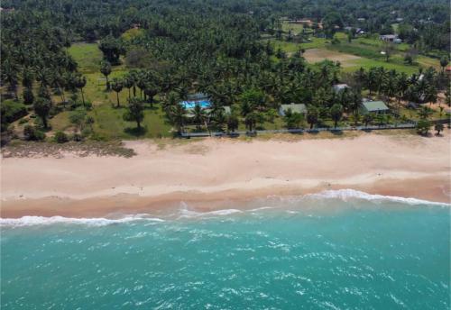 uma vista aérea da praia e do oceano em Pearl Oceanic Resort - Trincomalee em Triquinimale