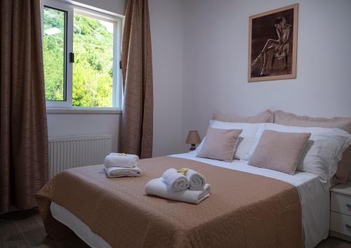 En eller flere senge i et værelse på Villa Natura