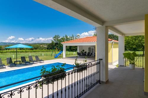 une maison avec une piscine et une terrasse dans l'établissement Villa Mario with private heated saltwater pool, à Kršan