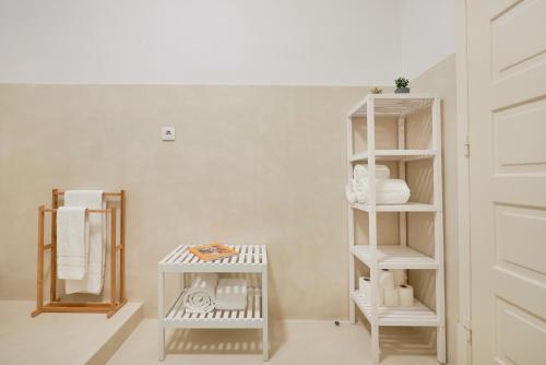 Baño con estante con toallas y espejo en Light-Filled & Renovated Apartment, By TimeCooler, en Lisboa