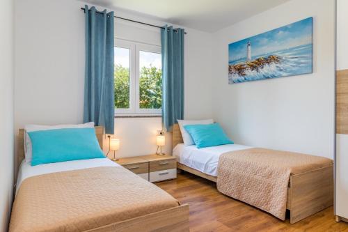 Posteľ alebo postele v izbe v ubytovaní Villa Mario with private heated saltwater pool