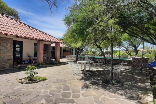 un patio frente a una casa con una mesa en Residencia en Tomatitas, en Tarija