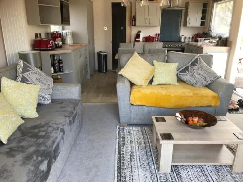 a living room with a couch and a table at Beautiful Lodge Hastings in Ore