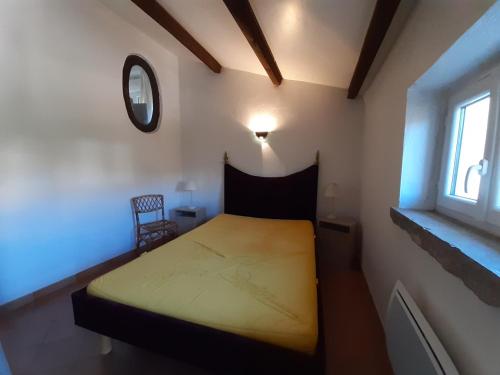 une petite chambre avec un lit et une fenêtre dans l'établissement Mas d'eucalyptus, à Grasse