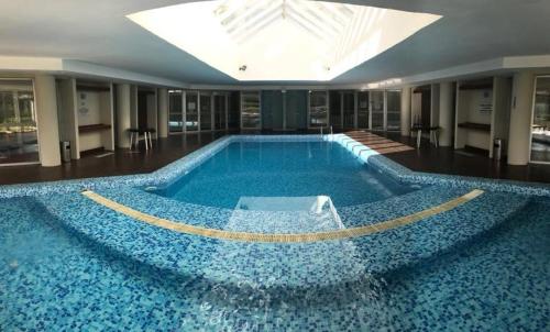 The swimming pool at or close to Ocean Drive Apartamento en Punta del Este con los mejores amenities y servicios
