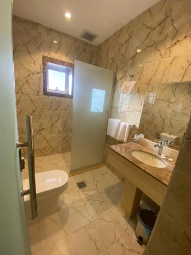 Vonios kambarys apgyvendinimo įstaigoje ديار الأحبة للوحدات السكنية المفروشة