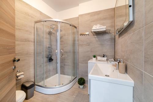 Bathroom sa Iriny Apartment Spa&Pool by Alezzi Beach Resort