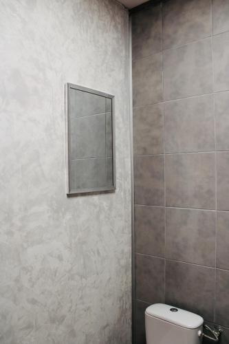 La salle de bains est pourvue d'un miroir et de toilettes. dans l'établissement Villa I Bugni, à Sisco